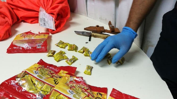 Incautan bolsas de caramelos rellenos de cocaína