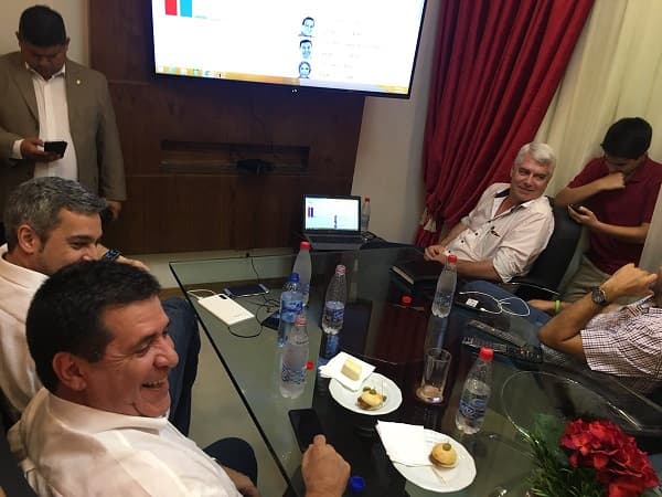 Marito y Cartes, juntos y sonrientes