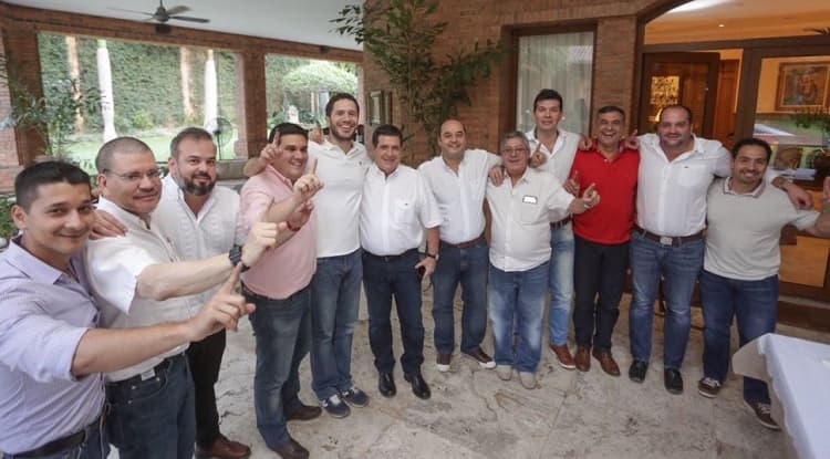 Cartes festeja victoria con sus allegados políticos