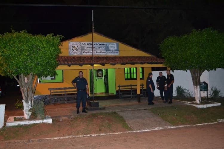 Colorados atropellaron comisaría para liberar a detenido