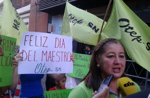 En su día, docentes exigen beneficios