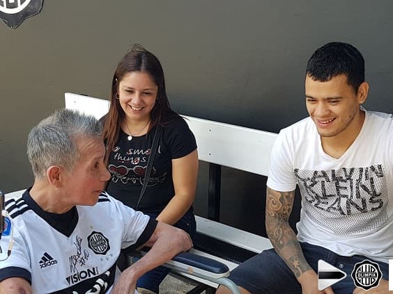 Una sorpresa que emocionó hasta las lágrimas a fanático olimpista