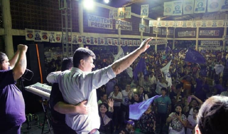 Mientras Alegre emitía discurso, adherentes se tomaban a golpes