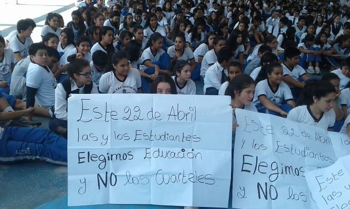 Exigen mejor educación  y protestan contra el servicio militar