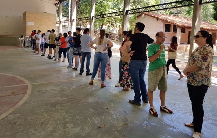 Fiscala genera disturbios en mesa de votación