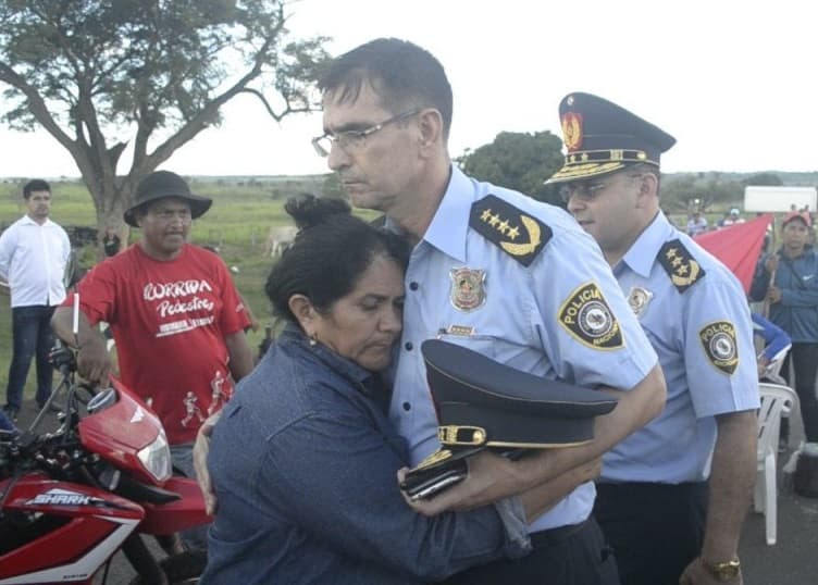 Comandante conversó con madre de Edelio y levantaron medida de fuerza