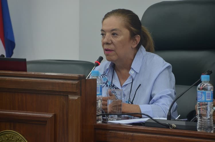 Diputada defiende a sus hijos funcionarios públicos