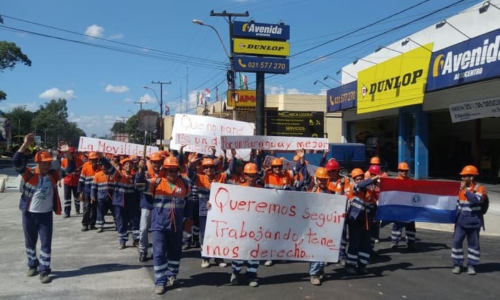 Obreros del metrobús se manifiestan y exigen seguir trabajando