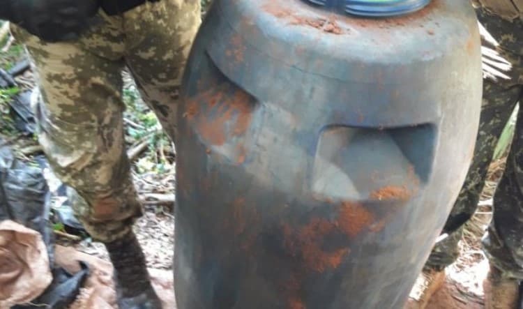 Hallan alimentos y otros objetos del EPP