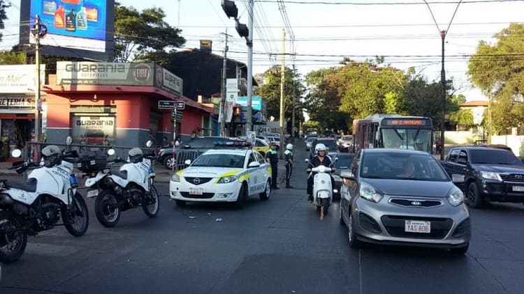 Protestas frente al TSJE generan congestión vehicular