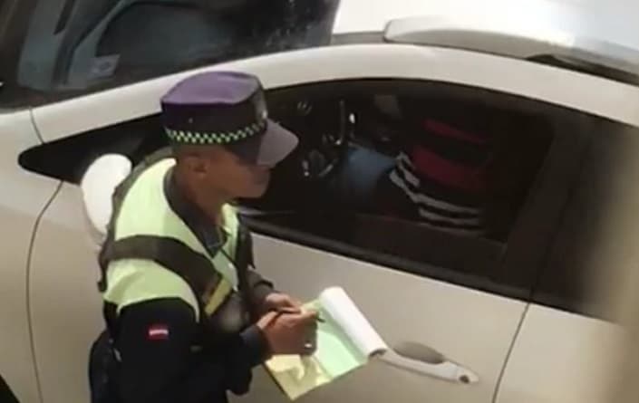 Comuna aplica sumario para agente grabado recibiendo coima