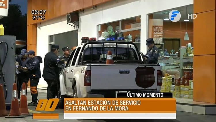 Toman de rehenes hasta a clientes en asalto