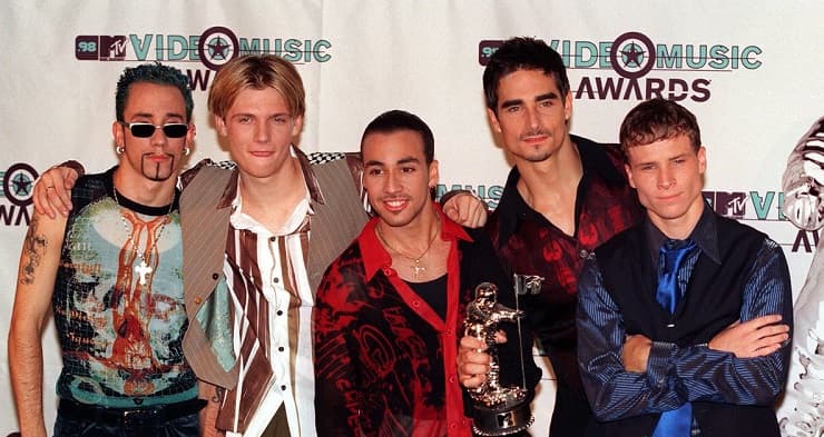 Integrantes de Backstreet Boys se visten de mujer en concierto