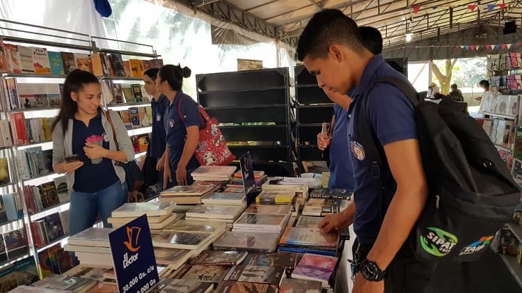 Masiva concurrencia de estudiantes secundarios en libroferia