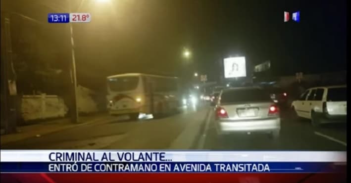 Conductor expone a pasajeros circulando de contramano