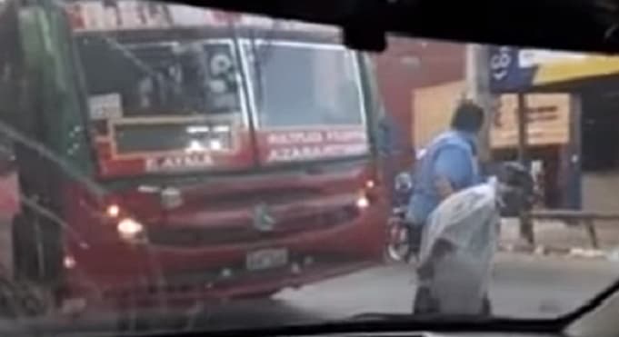 Chofer solidario conmueve en las redes sociales