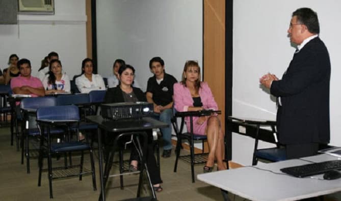 Diplomados no están regidos por ley y no son considerados como posgrados, alerta el MEC