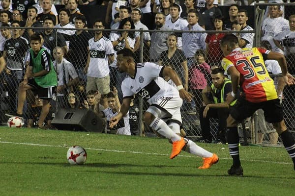 Ni un Santo detiene la senda del Decano hacia el título