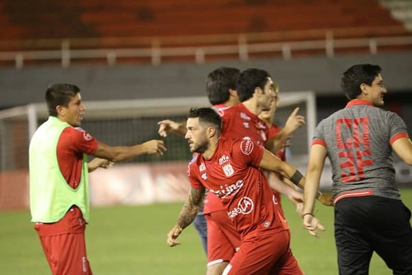 3 de Febrero se hace fuerte en el este