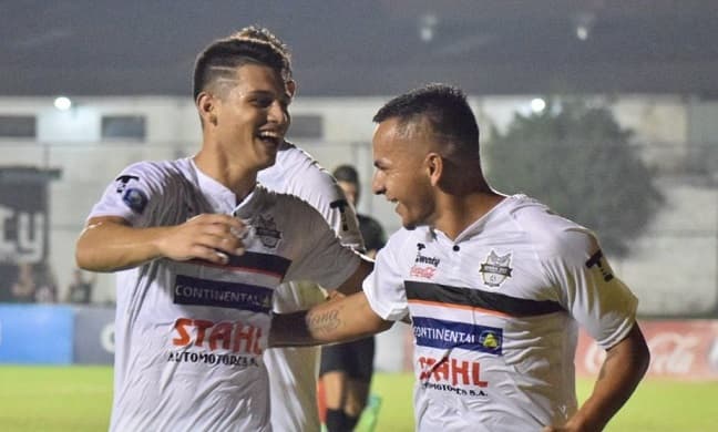 General remontó ante Luqueño