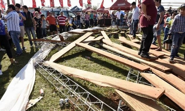 Decenas de heridos tras caída de graderías en Cordillera