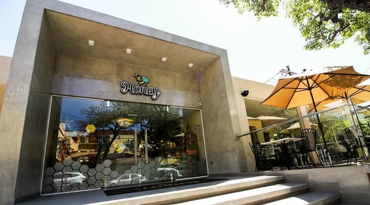 Confitería invita a celebrar el día a mamá