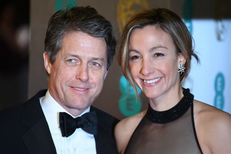Hugh Grant dio el sí a sus 57 años