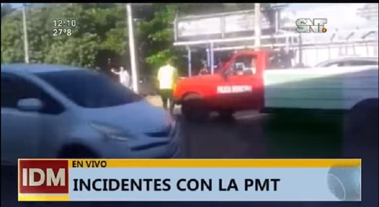 Estacionó en vereda, se interpuso a grúa y terminó denunciando coima