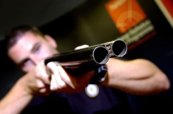 A escopetazos ejecutan a dos hombres en una escuela