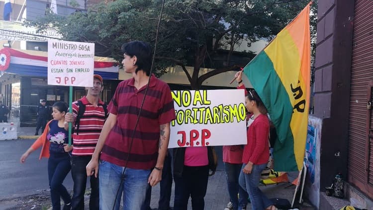 Escrachan al ministro del Trabajo por dichos contra el uso de piercing