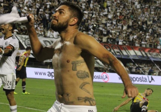 Armas y una granada: El significado de los tatuajes de un delantero de Olimpia