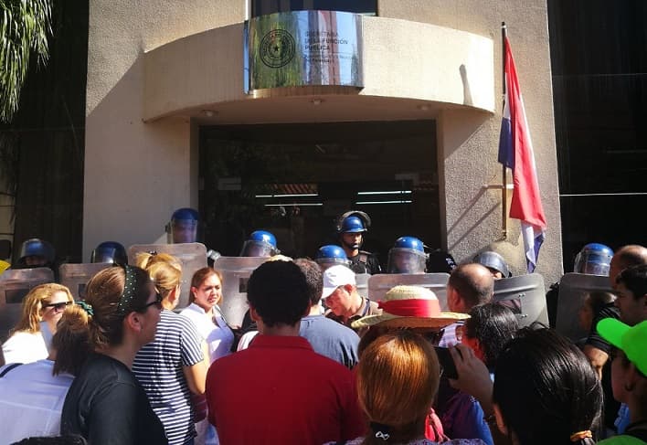 Enfermeros se manifiestan y exigen desprecarización laboral