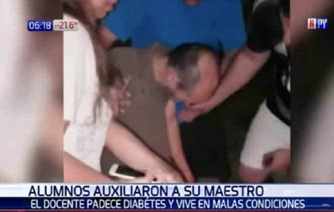 Jóvenes socorren a su maestro abandonado