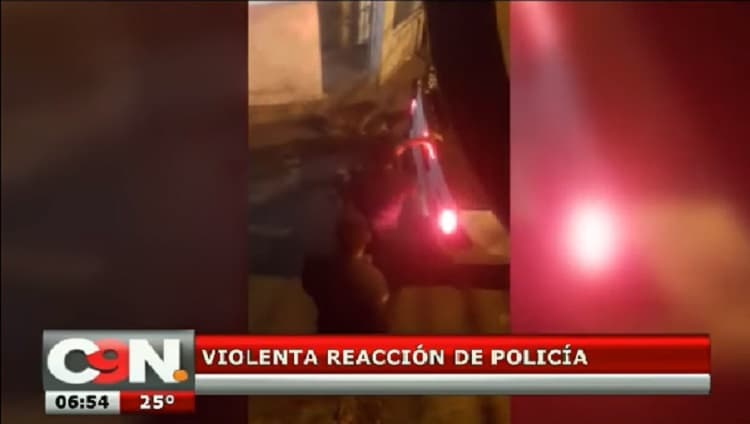 Captan a dos policías maltratando a una mujer con dificultad para hablar  