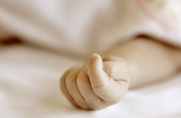 Alimentó a su bebé acostado y murió