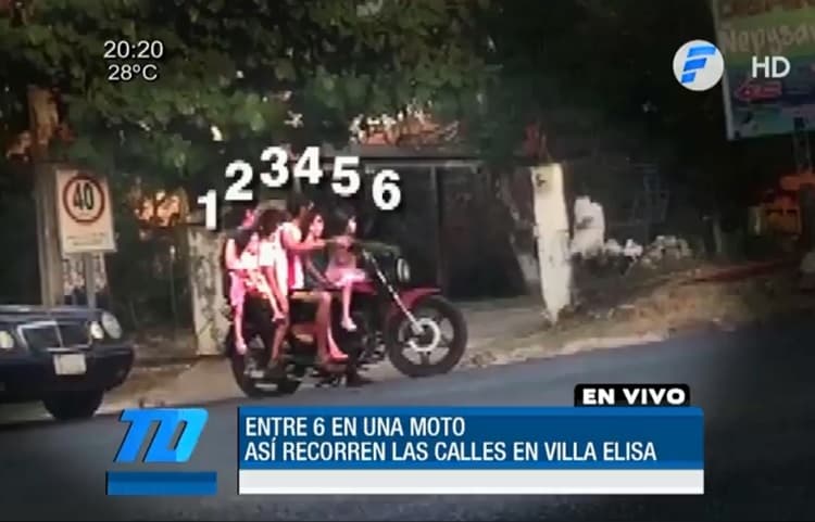 Captan a seis miembros de una familia circulando en moto