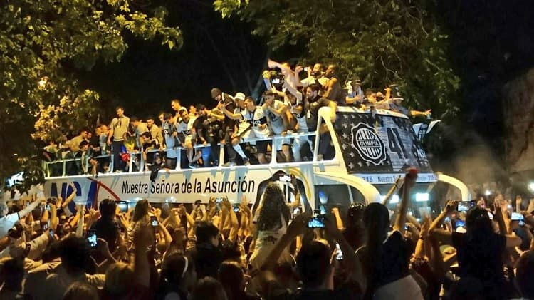 Olimpistas coparon Mcal López y festejaron toda la noche