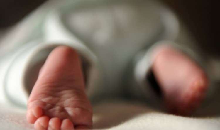 Detienen a joven madre por regalar a su bebé recien nacido