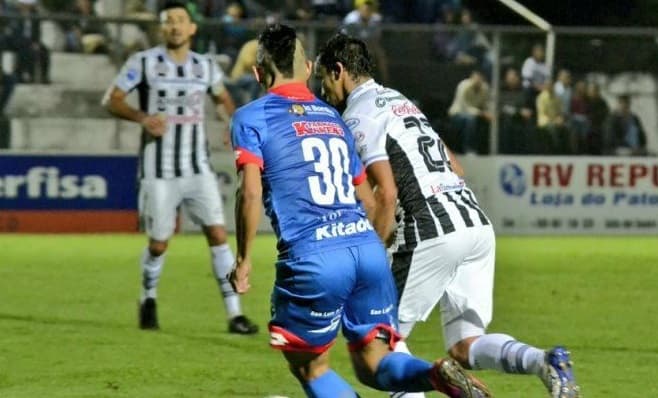Santaní salvó un empate ante Independiente