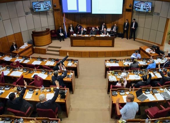 Senadores no darán quorum para tratar renuncia de Cartes