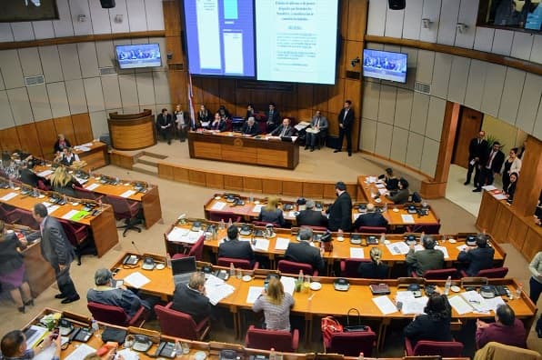 Senado ratifica aumento del impuesto al tabaco