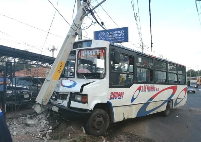 Choque de bus deja una estudiante lesionada