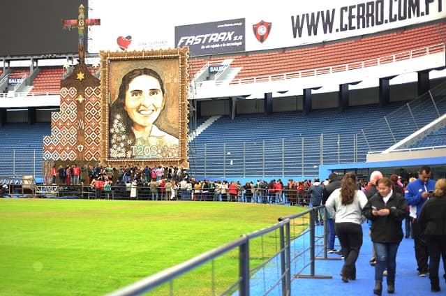 Miles de fieles siguen alabando retablo de Chiquitunga