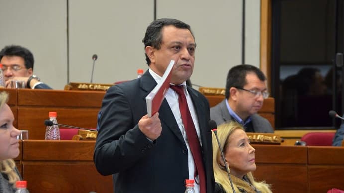 Ofrecen USD 500 mil para aceptar renuncia de Cartes, asegura senador