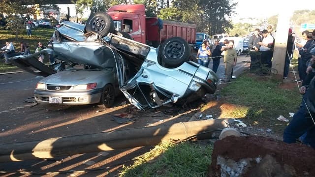 Cuatro heridos en accidente que dejó un auto sobre otro
