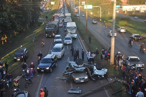 Así fue el accidente que dejó una furgoneta sobre un automóvil