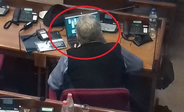 Senador jugaba a las cartas durante candente sesión