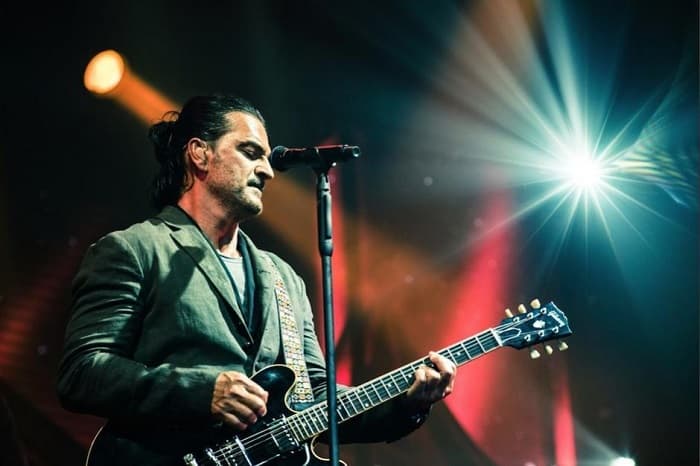 Arjona se compromete a contruir casas para afectados por volcán