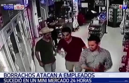 Ebrios muelen a golpes a cajero de minimercado
