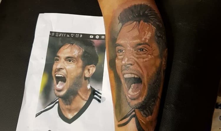 Burgos explica el porqué se tatuó el rostro de Roque